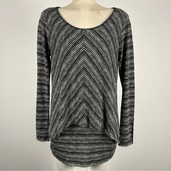 White House Black Market Tops - ❤️ White House Black Market Striped Chevron Long Sleeve Stretch Knit Top Small